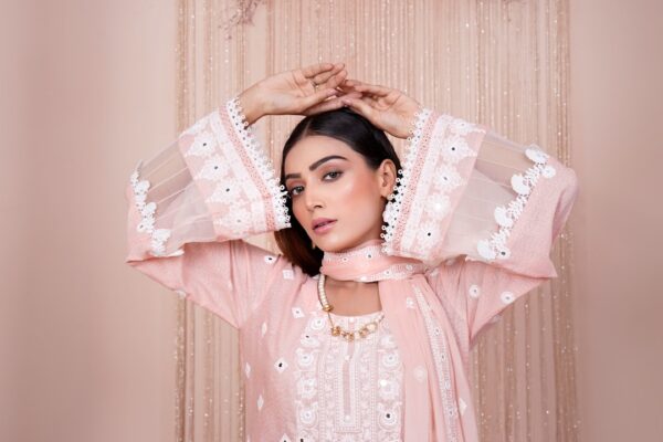 Photo powder pink dress